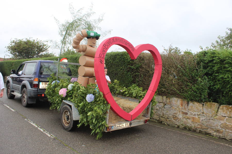 Más de doce carrozas participaron en el tradicional desfile por la carretera principal de la localidad al que siguió la misa cantada por Las Maninas