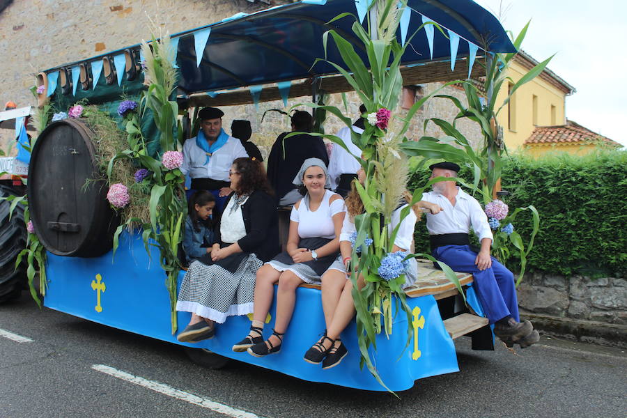 Más de doce carrozas participaron en el tradicional desfile por la carretera principal de la localidad al que siguió la misa cantada por Las Maninas