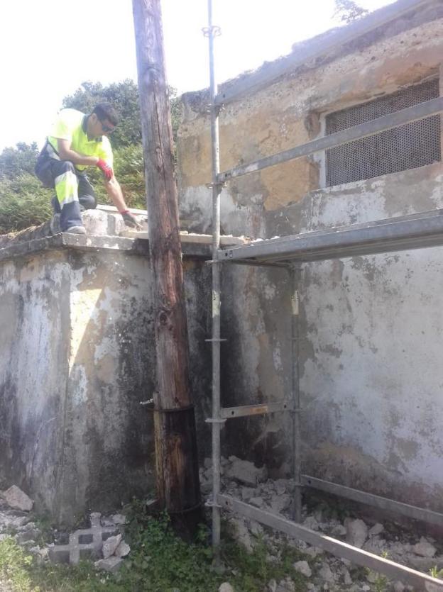 Un operario municipal reparando el depósito de La Ará. 