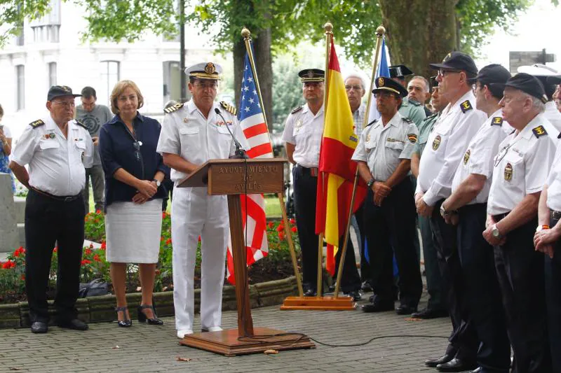 El parque del Muelle acoge la ceremonia del centenario de la estatua del marino avilesino, Adelantado de la Florida.