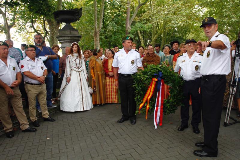 El parque del Muelle acoge la ceremonia del centenario de la estatua del marino avilesino, Adelantado de la Florida.