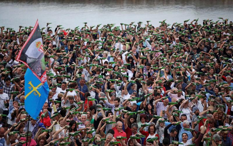 La XXVII edición de la Fiesta de la Sidra Natural de Gijón ha logrado batir hoy de nuevo el récord mundial de escanciado simultáneo de la tradicional bebida asturiana al lograr la participación de 9.580 personas en la playa de Poniente