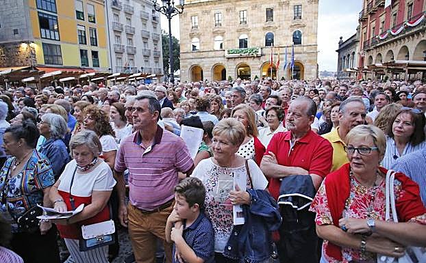 El público asistente abarrotó la plaza Mayor para seguir el concierto.