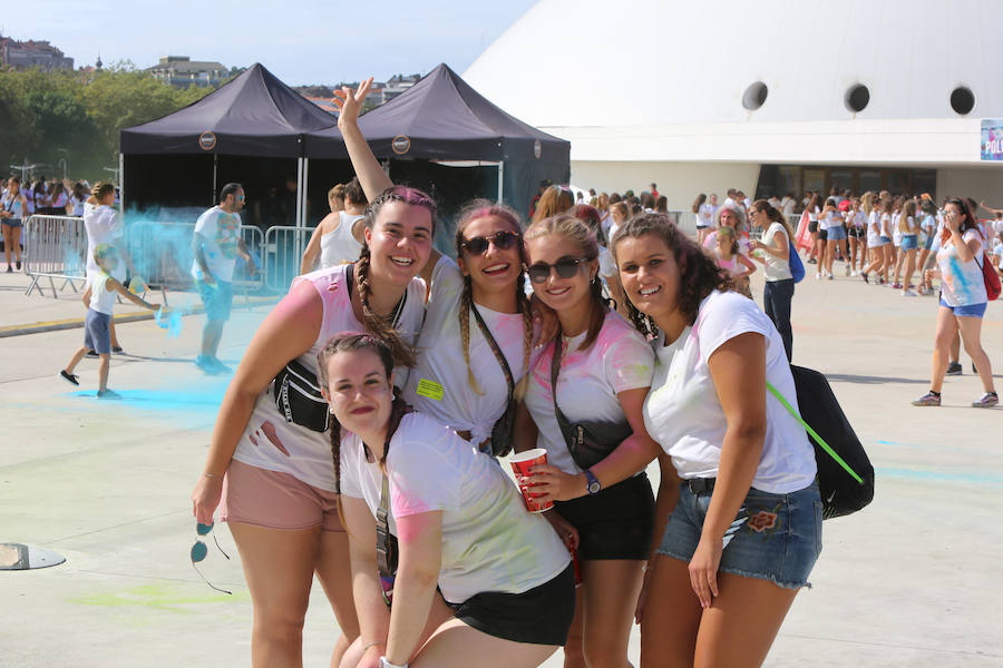 Miles de personas han cubierto el Niemeyer de colores con la celebración de esta fiesta que celebra la alegría