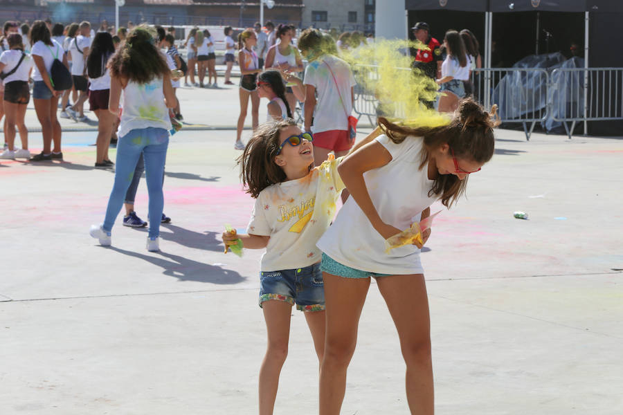 Miles de personas han cubierto el Niemeyer de colores con la celebración de esta fiesta que celebra la alegría