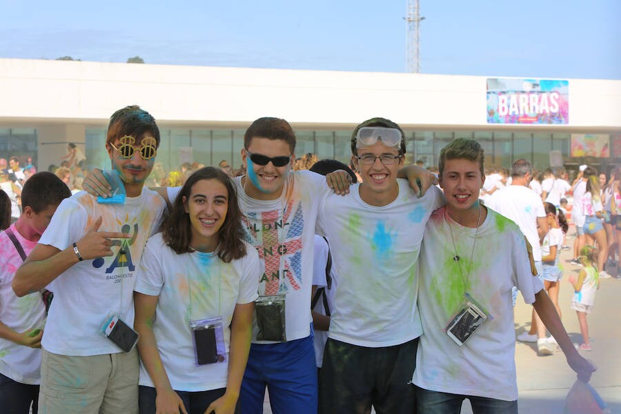 Miles de personas han cubierto el Niemeyer de colores con la celebración de esta fiesta que celebra la alegría