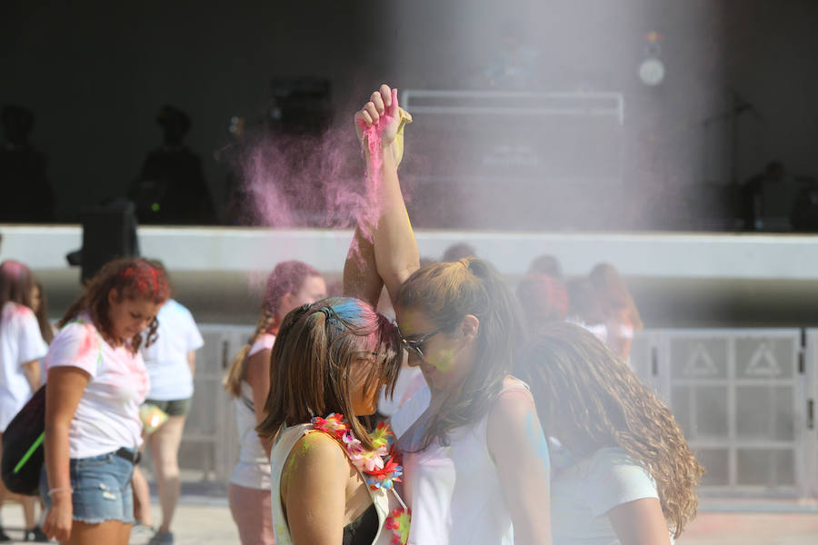 Miles de personas han cubierto el Niemeyer de colores con la celebración de esta fiesta que celebra la alegría