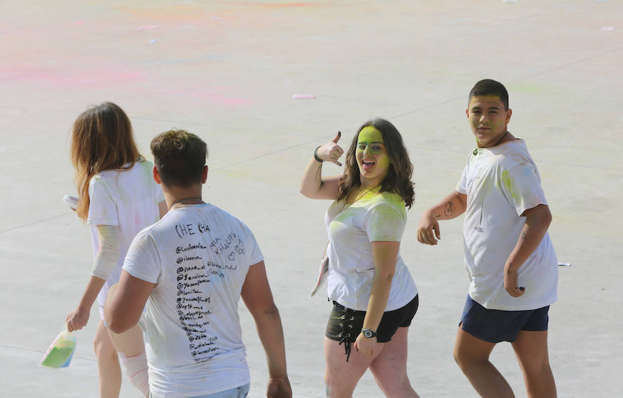 Miles de personas han cubierto el Niemeyer de colores con la celebración de esta fiesta que celebra la alegría