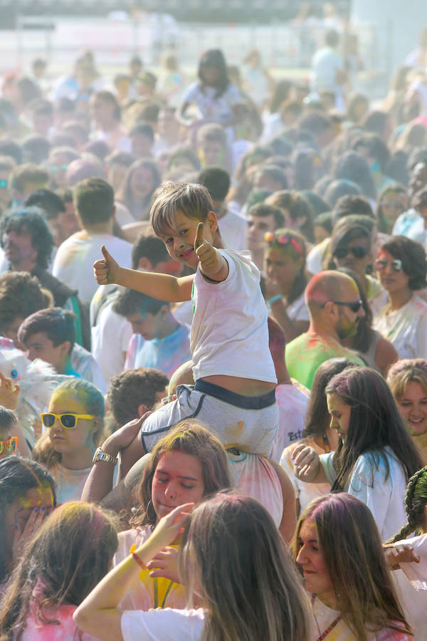 Miles de personas han cubierto el Niemeyer de colores con la celebración de esta fiesta que celebra la alegría