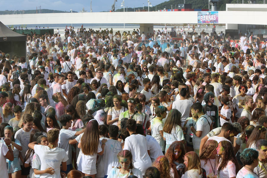 Miles de personas han cubierto el Niemeyer de colores con la celebración de esta fiesta que celebra la alegría