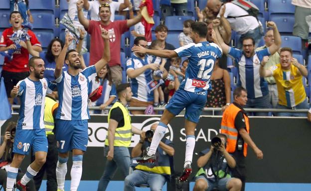 Los jugadores del Espanyol celebran el seundo gol. 