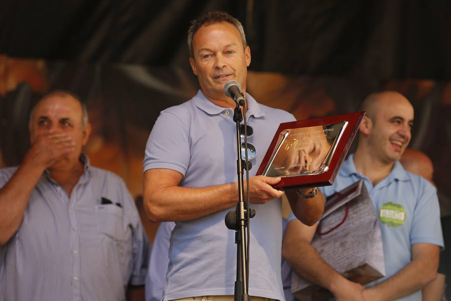 Un año más la traficional cita en la plaza Mayor contó con una gran afluencia de personas que pudieron disfrutar de unos culinos de sidra gratis