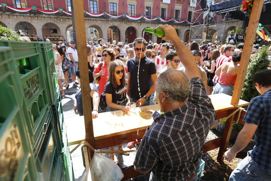 Un año más la traficional cita en la plaza Mayor contó con una gran afluencia de personas que pudieron disfrutar de unos culinos de sidra gratis