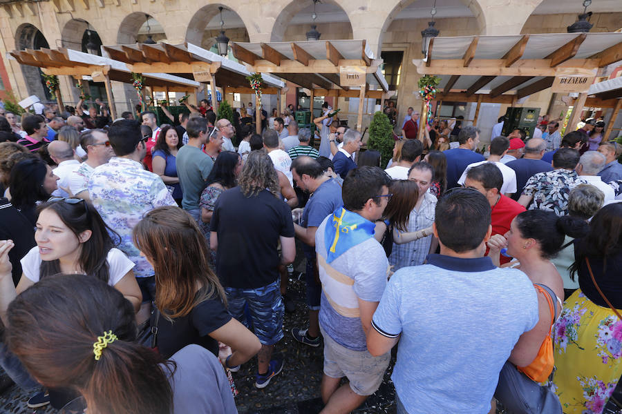 Un año más la traficional cita en la plaza Mayor contó con una gran afluencia de personas que pudieron disfrutar de unos culinos de sidra gratis