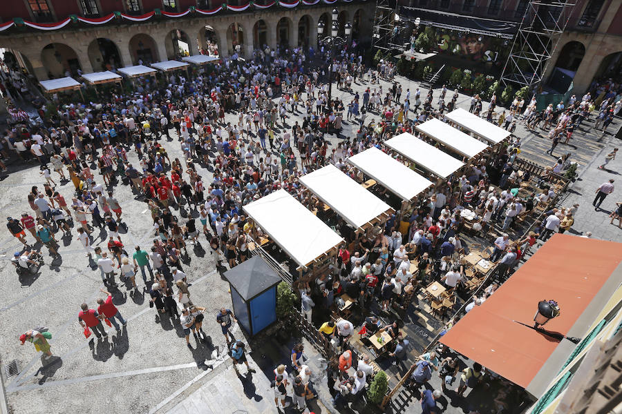 Un año más la traficional cita en la plaza Mayor contó con una gran afluencia de personas que pudieron disfrutar de unos culinos de sidra gratis