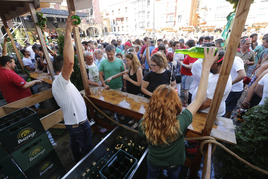 Un año más la traficional cita en la plaza Mayor contó con una gran afluencia de personas que pudieron disfrutar de unos culinos de sidra gratis