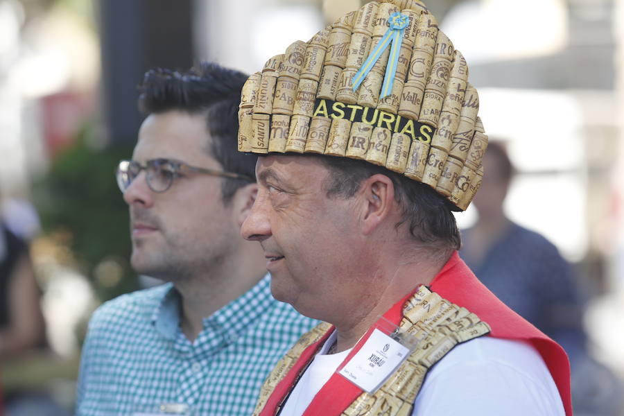 Un año más la traficional cita en la plaza Mayor contó con una gran afluencia de personas que pudieron disfrutar de unos culinos de sidra gratis