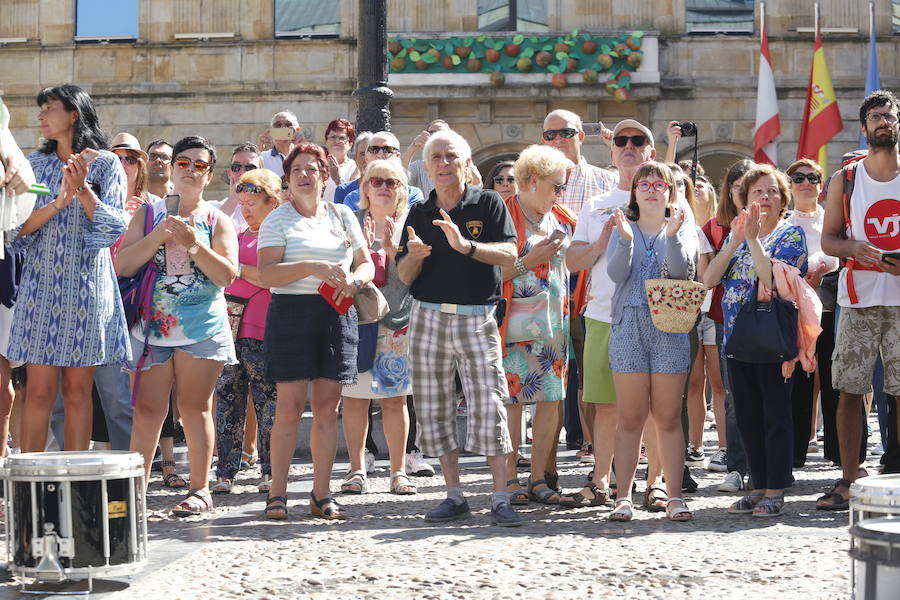 Un año más la traficional cita en la plaza Mayor contó con una gran afluencia de personas que pudieron disfrutar de unos culinos de sidra gratis