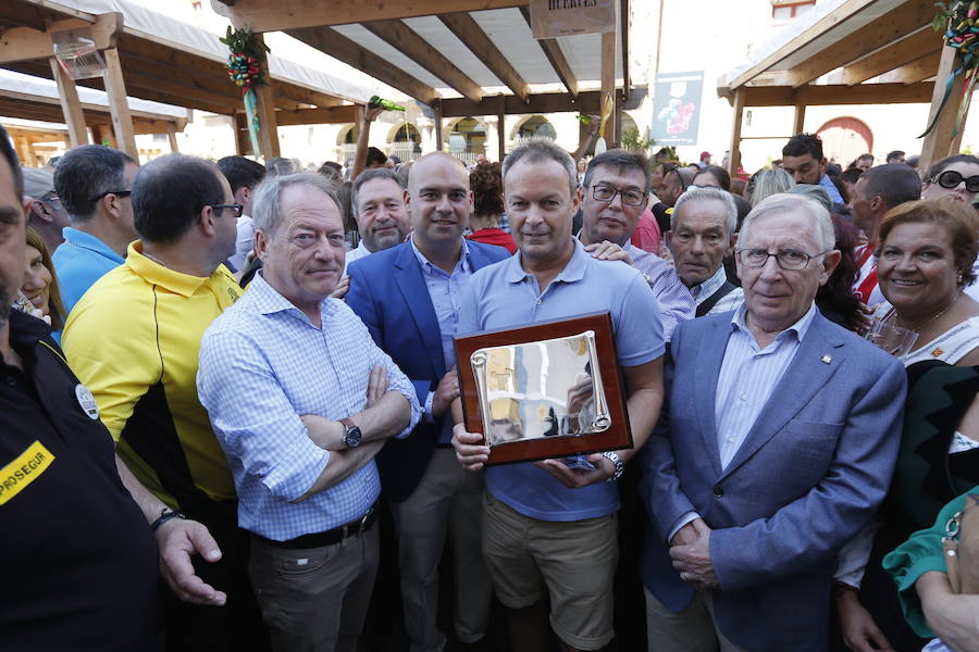 Un año más la traficional cita en la plaza Mayor contó con una gran afluencia de personas que pudieron disfrutar de unos culinos de sidra gratis