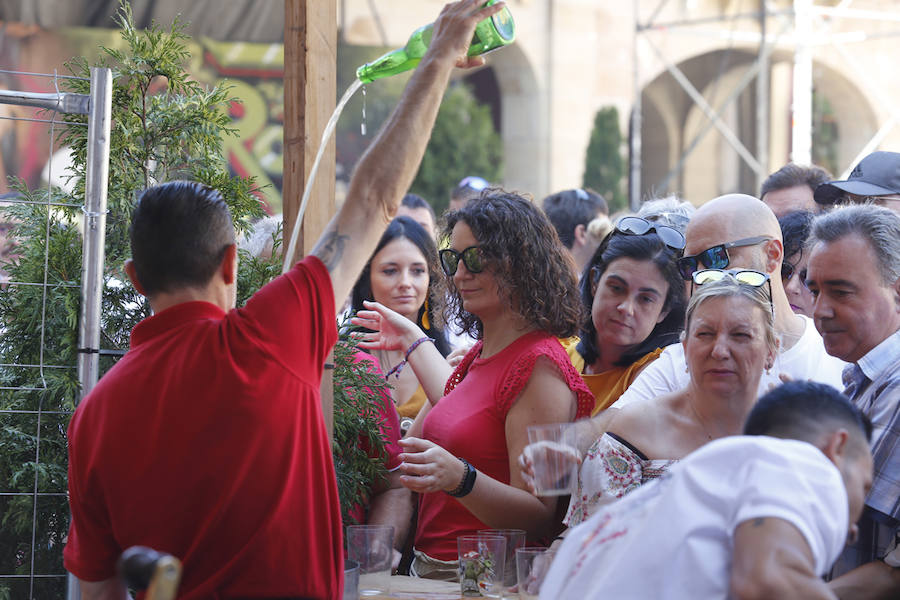 Un año más la traficional cita en la plaza Mayor contó con una gran afluencia de personas que pudieron disfrutar de unos culinos de sidra gratis