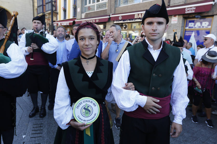 Un año más la traficional cita en la plaza Mayor contó con una gran afluencia de personas que pudieron disfrutar de unos culinos de sidra gratis
