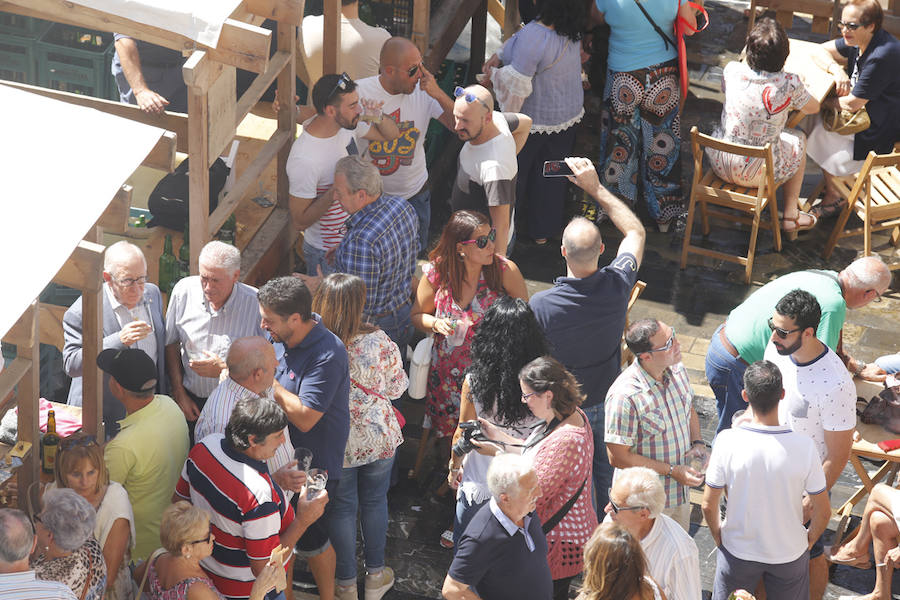 Un año más la traficional cita en la plaza Mayor contó con una gran afluencia de personas que pudieron disfrutar de unos culinos de sidra gratis