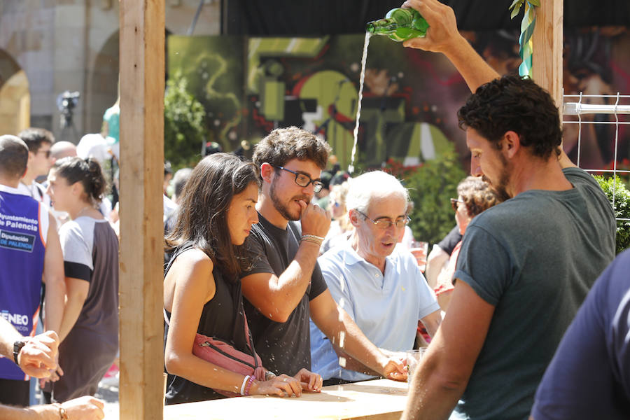 Un año más la traficional cita en la plaza Mayor contó con una gran afluencia de personas que pudieron disfrutar de unos culinos de sidra gratis