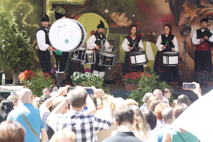 Un año más la traficional cita en la plaza Mayor contó con una gran afluencia de personas que pudieron disfrutar de unos culinos de sidra gratis