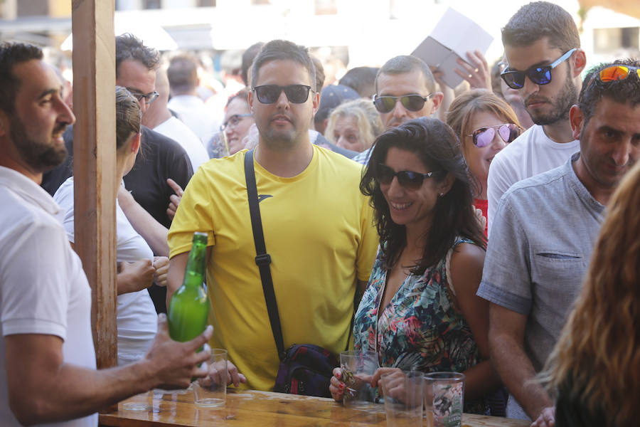 Un año más la traficional cita en la plaza Mayor contó con una gran afluencia de personas que pudieron disfrutar de unos culinos de sidra gratis