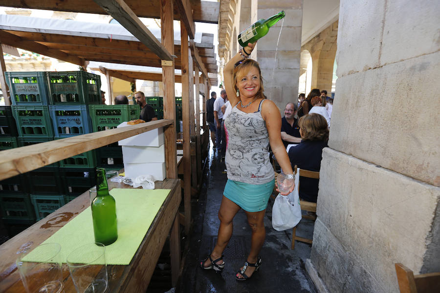 Un año más la traficional cita en la plaza Mayor contó con una gran afluencia de personas que pudieron disfrutar de unos culinos de sidra gratis