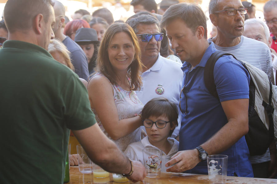 Un año más la traficional cita en la plaza Mayor contó con una gran afluencia de personas que pudieron disfrutar de unos culinos de sidra gratis