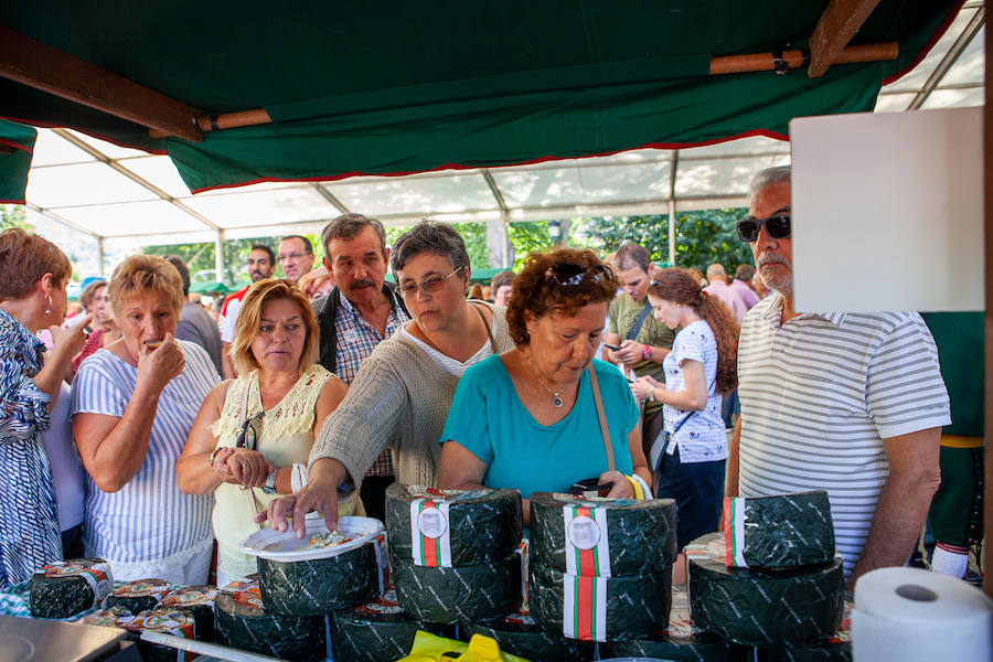 La pieza de la quesería Valfriu de Tielve se alzó como campeona del certamen, que alcanzó el precio más alto de todas sus ediciones. La cita congregó a numerosas personas