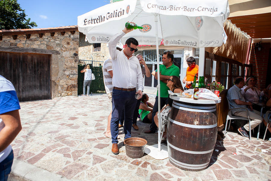 La pieza de la quesería Valfriu de Tielve se alzó como campeona del certamen, que alcanzó el precio más alto de todas sus ediciones. La cita congregó a numerosas personas