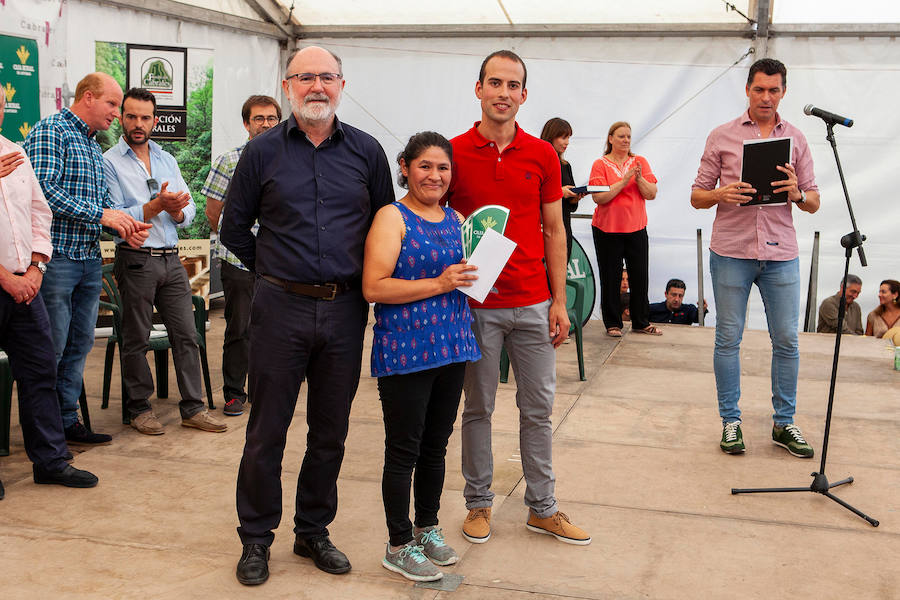 La pieza de la quesería Valfriu de Tielve se alzó como campeona del certamen, que alcanzó el precio más alto de todas sus ediciones. La cita congregó a numerosas personas