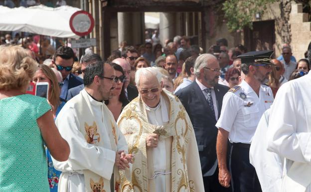 El Padre Ángel, esta mañana en la procesión junto al párroco de San Nicolás. 