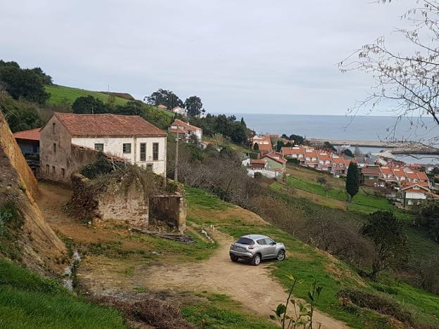 La Casa del Palomar, que se convertirá en hotel rural con vistas al puerto de Luanco. 