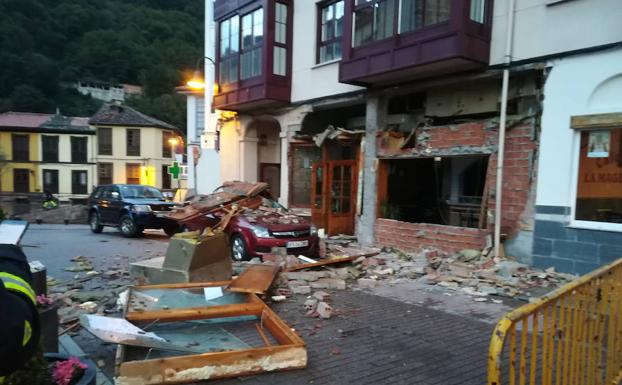 Explosión en un bar de la plaza Mayor de Cangas del Narcea
