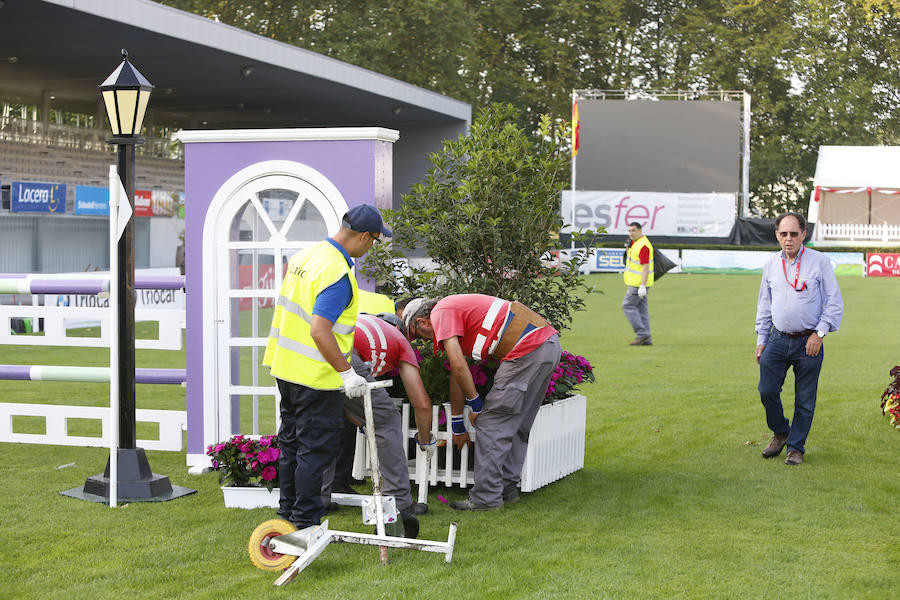 A pocas horas de que comience el CSIO 2018, el personal se afana para que todo esté listo en el recinto de Las Mestas. También los jinetes ponen a punto a sus caballos para evitar riesgos en la competición. 