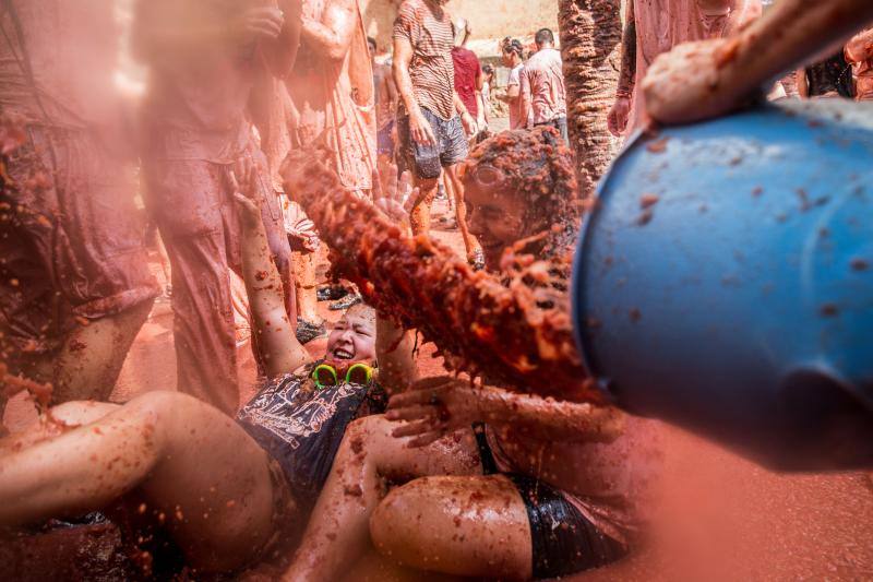 Unas 20.000 personas han lanzado 145.000 kilos de tomate en las fiestas de la localidad valenciana.