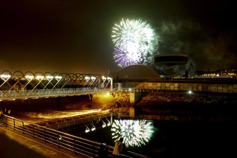 Pirotecnia Xaraiva sorprende en la ría con un intenso espectáculo de fuegos artificiales