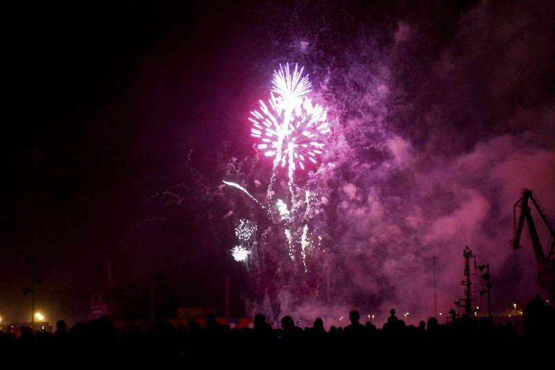 Pirotecnia Xaraiva sorprende en la ría con un intenso espectáculo de fuegos artificiales