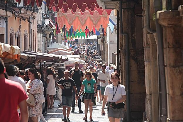 El público abarrotó ayer calles como la La Ferrería ayer en la última jornada del Mercado Medieval. 