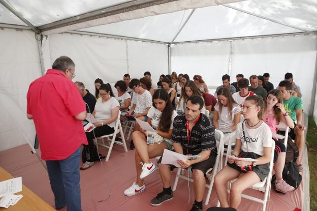 Los trabajadores atienden a las explicaciones de Julio Ocio durante la parte teórica. 