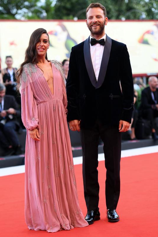 El actor italiano Alessandro Borghi (d) y Roberta Pitrone asisten al estreno de "Roma" durante el Festival Internacional de Cine de Venecia.