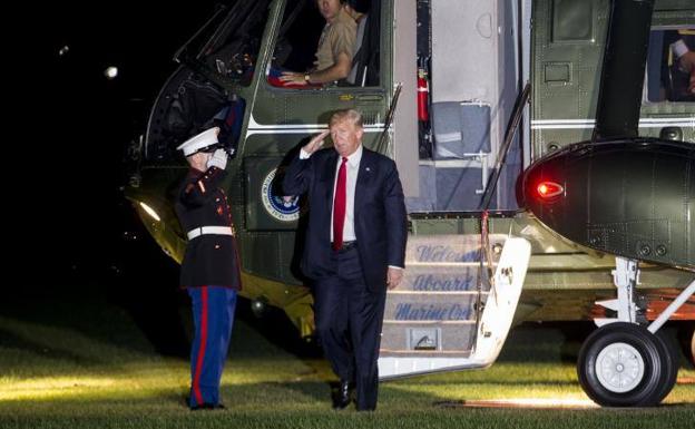 Donald Trump saluda a un soldado a su llegada a la Casa Blanca el pasado jueves.