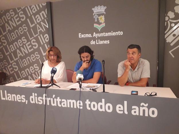 Marián García de la Llana, Enrique Riestra y Juan Carlos Armas ayer, en el Ayuntamiento de Llanes. 