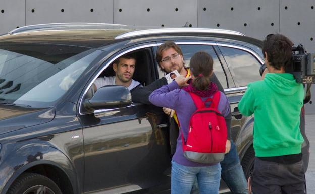 Piqué, fuera de juego al volante