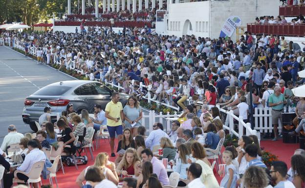 El Hípico se abarrotó de aficionados para disfrutar de la jornada.