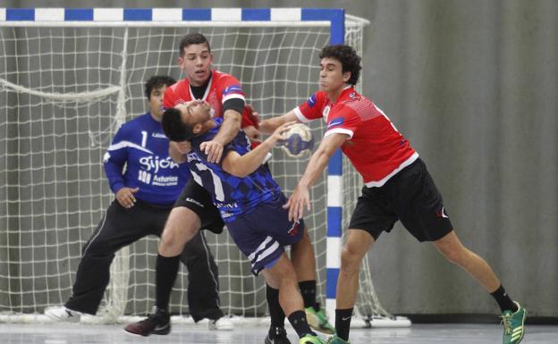 El jugador del Toscaf Diego González 'Neymar' recibe una dura defensa por parte de dos jovellanistas. 