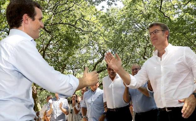 Casado (i) saluda a Feijóo. 